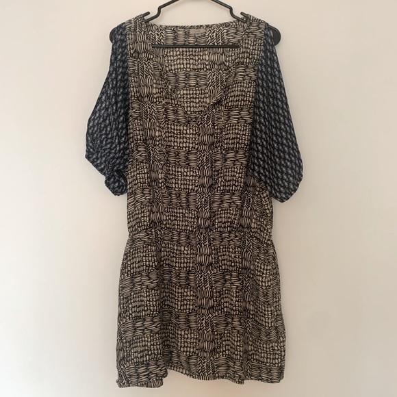 Geometric dress with sleeve cutouts - Picture 1 of 3